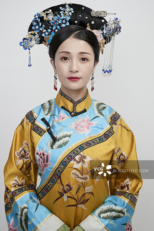白色背景下的清代女性古装造型清朝古装图片素材