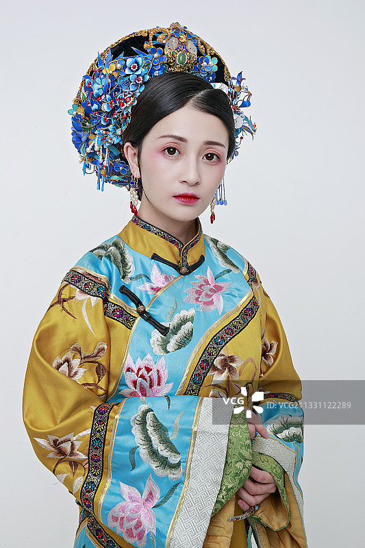 白色背景下的清代女性古装造型清朝古装图片素材