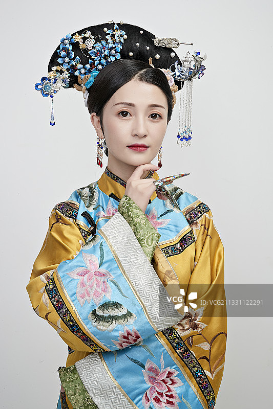 白色背景下的清代女性古装造型清朝古装图片素材