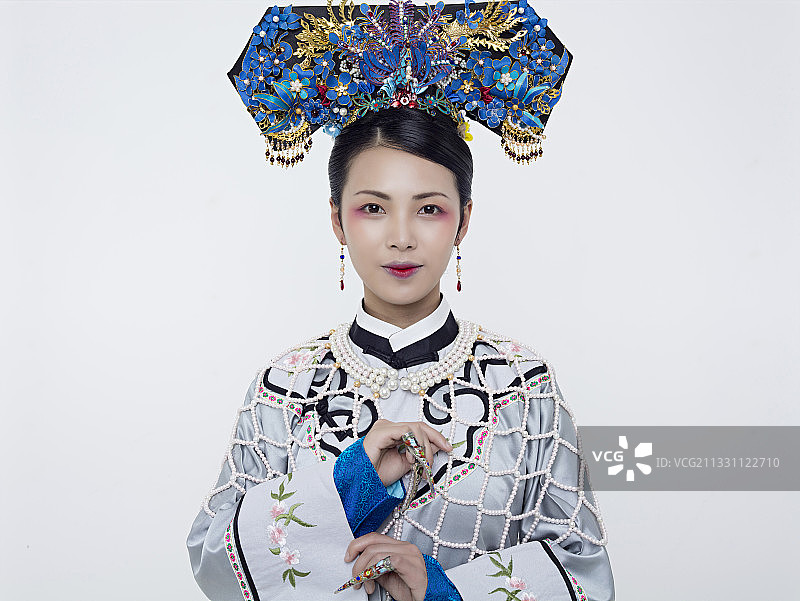 白色背景下的清代女性古装造型清朝古装图片素材