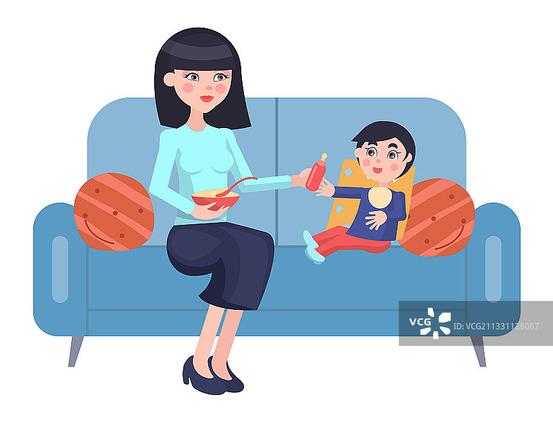 母亲用奶瓶喂宝宝图片素材