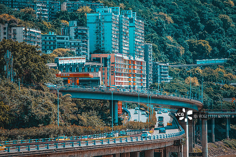 穿越楼层的列车图片素材