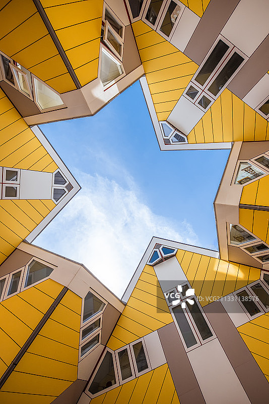 荷兰鹿特丹魔方住宅森林，明黄与蓝天的撞色。图片素材