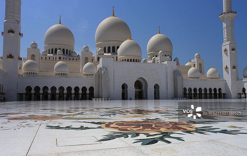 阿布扎比大清真寺的白色大理石广场图片素材