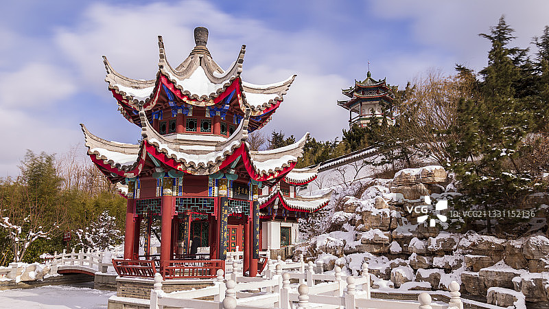 山东省烟台市芝罘区毓璜顶公园邀月亭冬雪蓝天白云图片素材