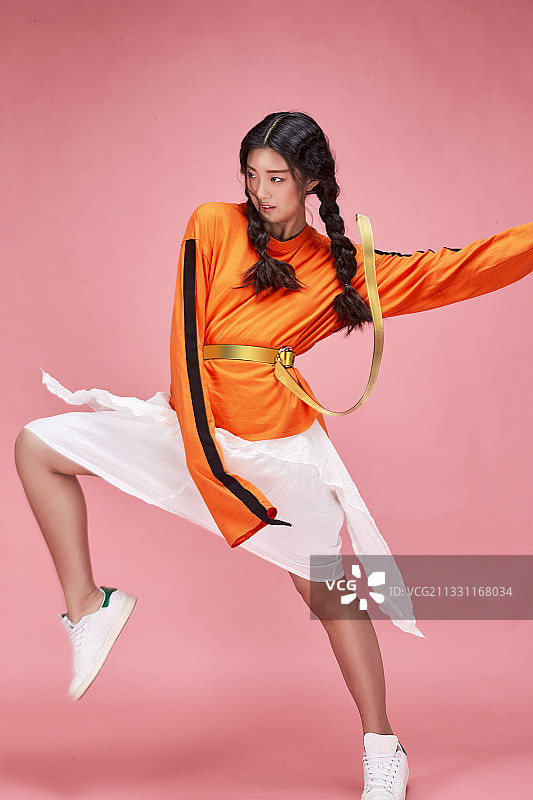 摄影棚拍摄的时尚亚洲女性模特图片素材