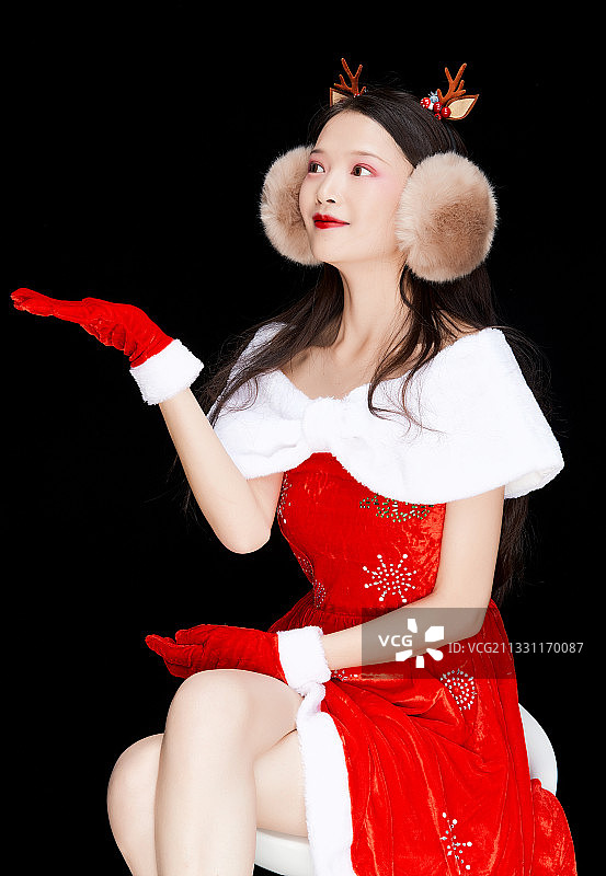 身穿圣诞服饰的性感可爱亚洲少女图片素材