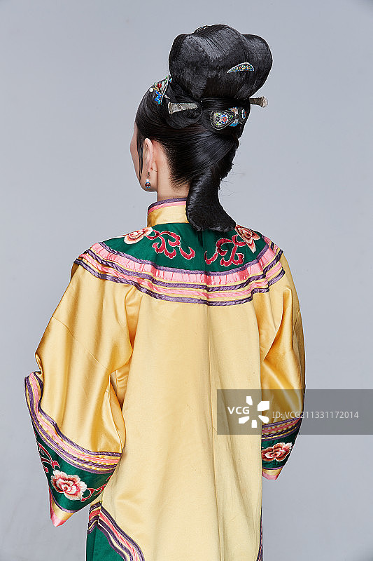 灰色背景下的清代女性古装造型清朝古装图片素材