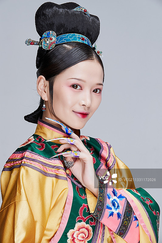 灰色背景下的清代女性古装造型清朝古装图片素材