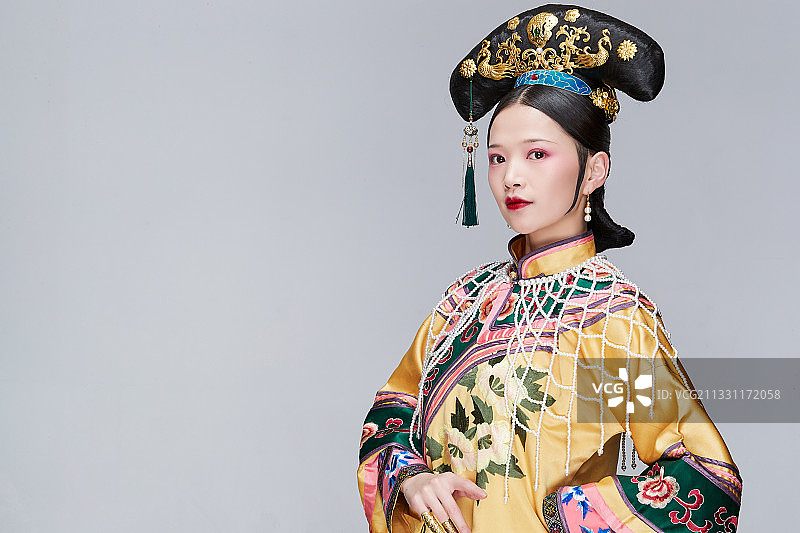 灰色背景下的清代女性古装造型清朝古装图片素材