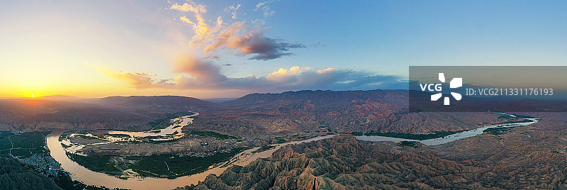 中国西北部甘肃省白银市景泰县黄河石林国家地质公园黄河全景日落图片素材