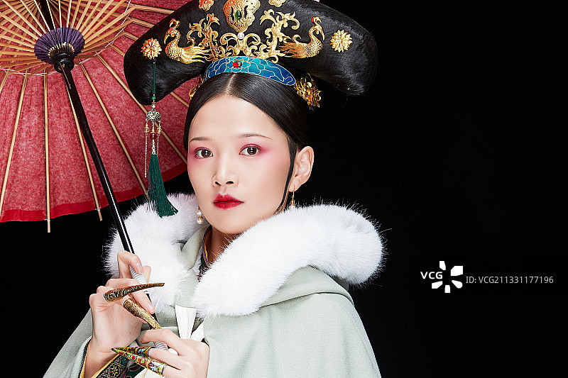 黑色背景下撑伞的清代女性古装造型图片素材