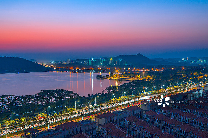 《挂绿湖璀璨夜》图片素材