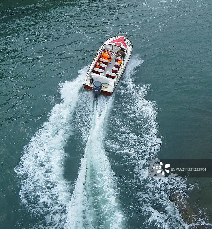 劈波斩浪图片素材