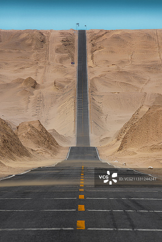 中国G315国道青海段U型公路风光图片素材