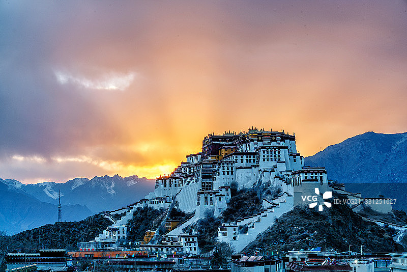 佛光普照布达拉宫图片素材