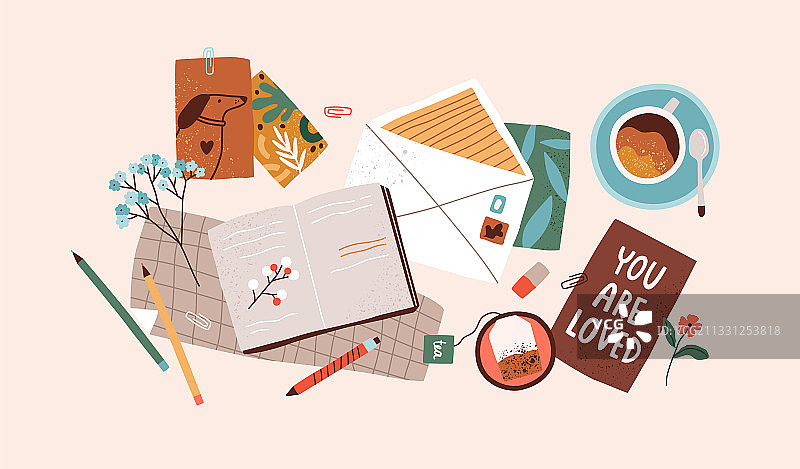 俯视视角：打开的笔记本、信封和明信片图片素材