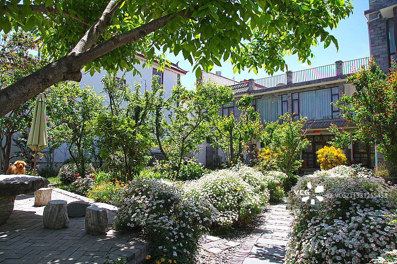 云南大理洱海边露天咖啡馆的庭院图片素材