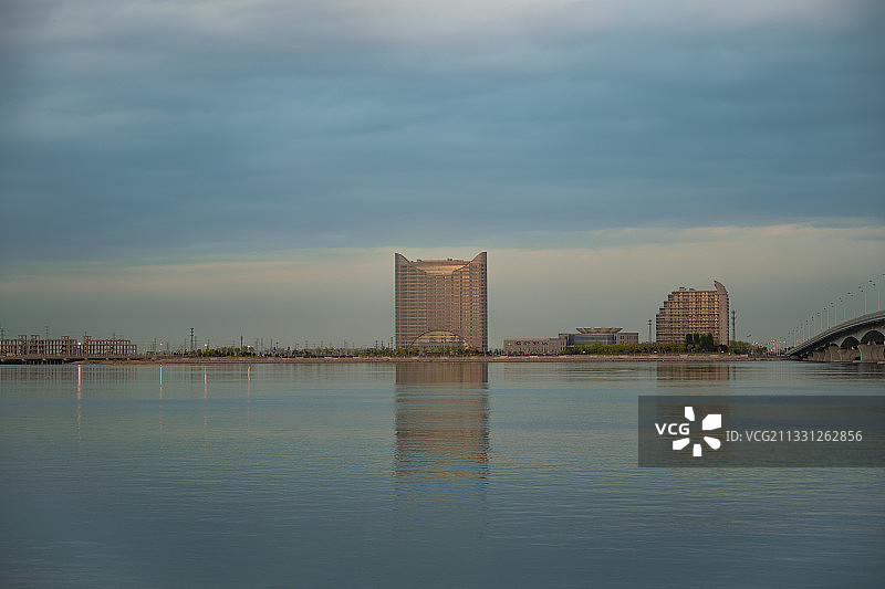 海边的大楼与倒影图片素材