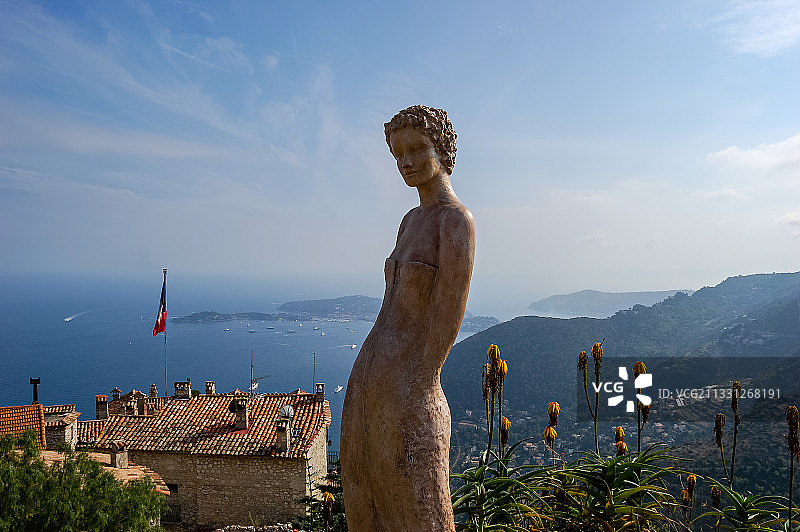 法国南部蔚蓝海岸山顶雕塑小镇房子海岸线风光图片素材