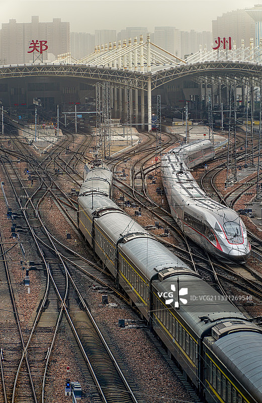 复兴号与绿皮车——历史的交汇图片素材