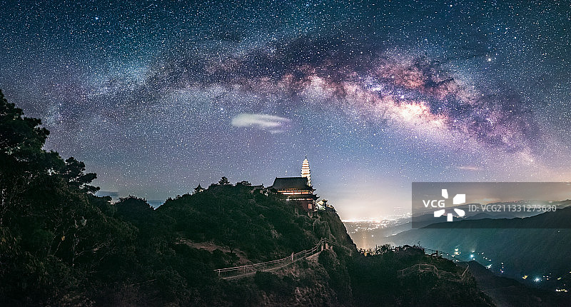 鸡足山金顶银河拱桥  云南大理西南佛教胜地鸡足山天柱峰金顶图片素材