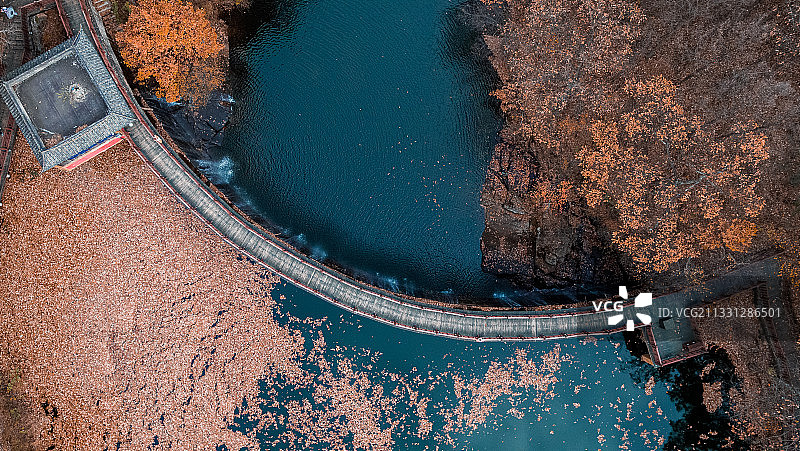 洛阳白云山秋景湖泊航拍图片素材