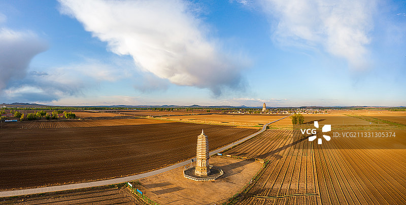 辽中京遗址 赤峰 赤峰市宁城县辽中京遗址雨后双塔图片素材