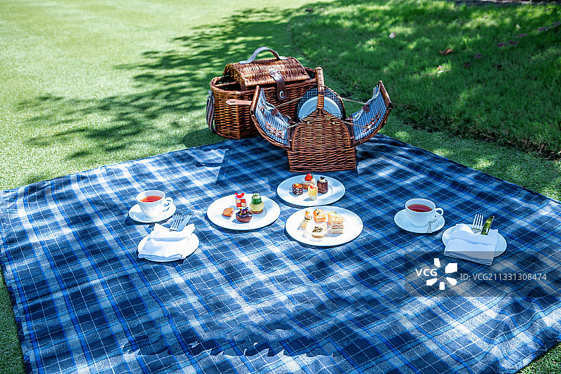 在草坪上，午后阳光里的下午茶图片素材