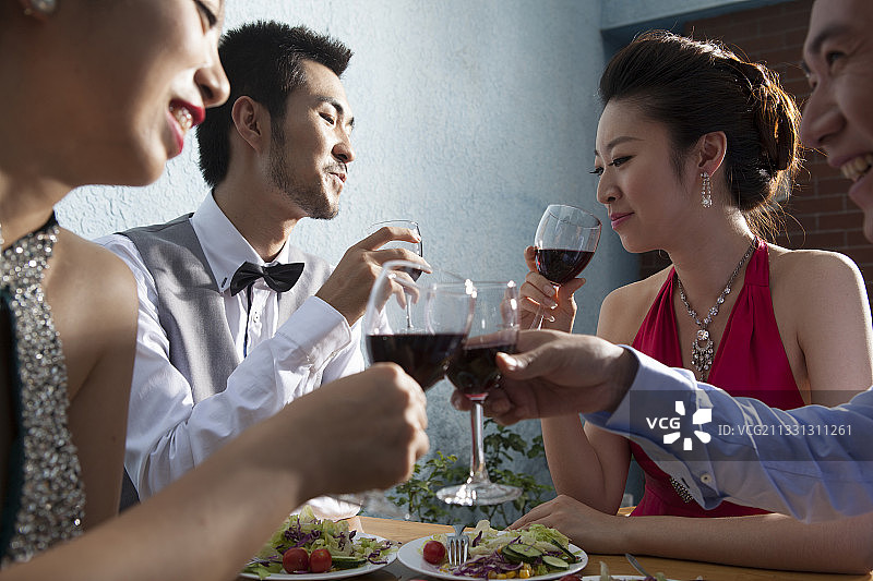 朋友们坐在餐厅里举起酒杯图片素材