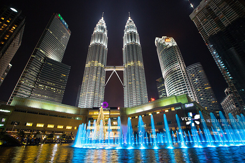 马来西亚吉隆坡双子塔喷泉图片素材