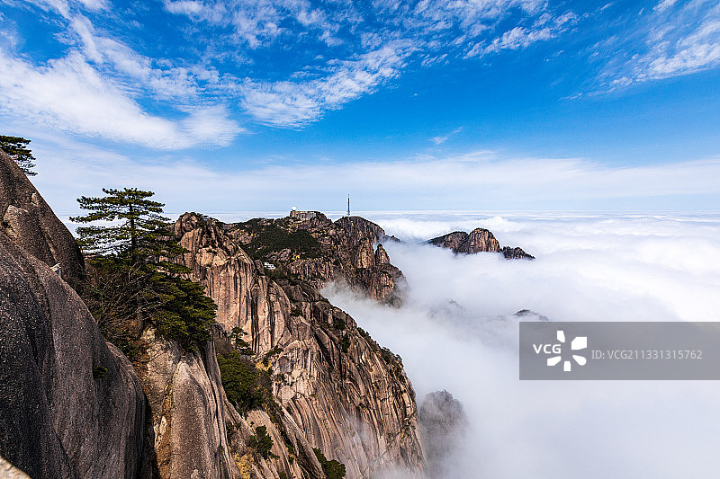 黄山莲花峰看云海图片素材