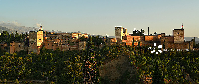 西班牙格拉纳达远眺阿尔罕布拉宫图片素材