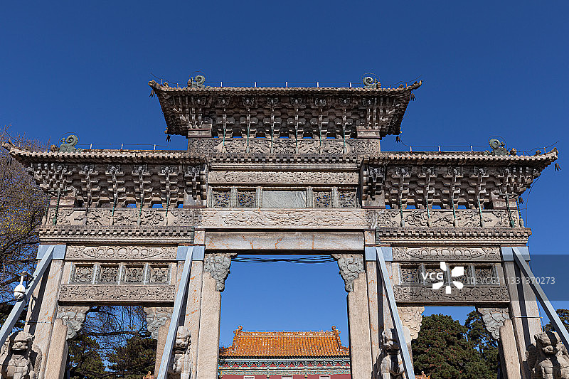 沈阳清昭陵北陵石牌坊，石刻仿木结构，精美壮观，远处琉璃屋顶图片素材