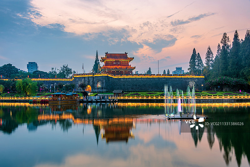 中国湖北荆州古城东门寅宾门日暮风光图片素材