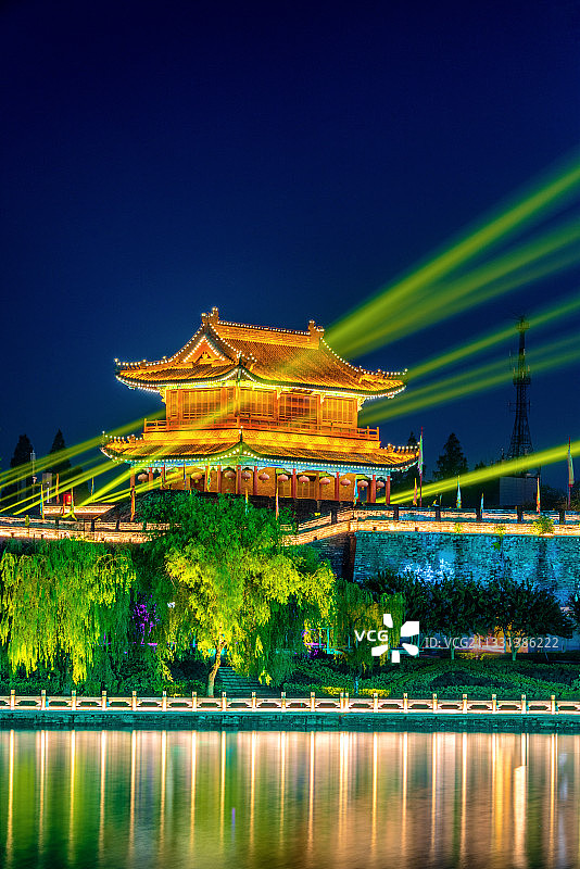 中国湖北荆州古城寅宾门宾阳楼夜景风光图片素材