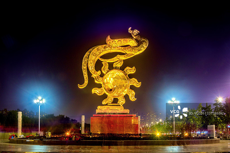中国湖北荆州城标金凤腾飞雕塑夜景风光图片素材