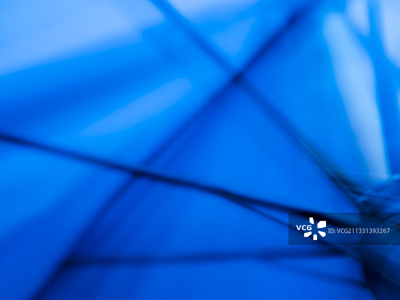 抽象柔和的蓝光图案，在背光伞下图片素材