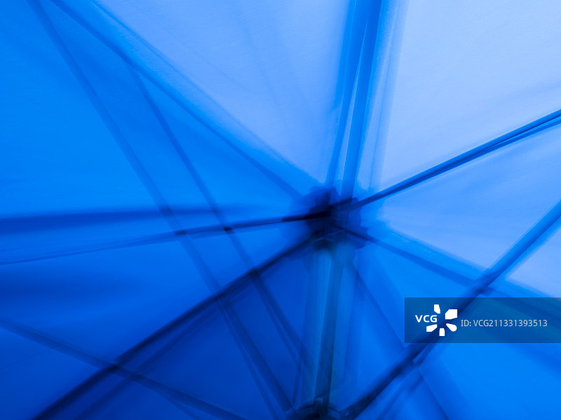 抽象柔和的蓝光图案，在背光伞下图片素材
