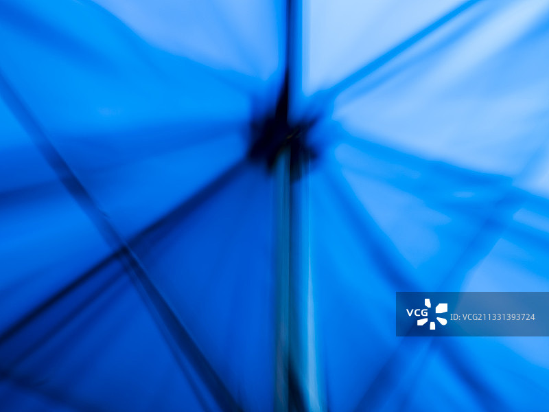 抽象柔和的蓝光图案，在背光伞下图片素材