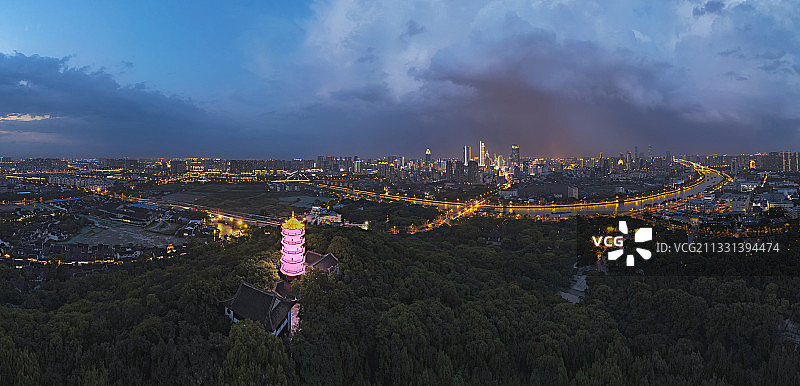 雷暴后蓝调时刻的无锡龙华塔京杭大运河以及无锡市中心图片素材