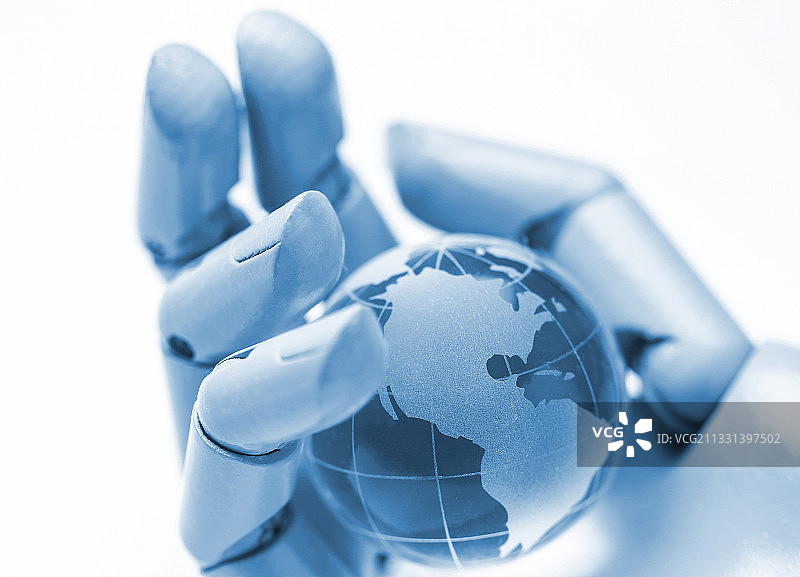人工智能机械手拿着地球仪在白色背景前图片素材