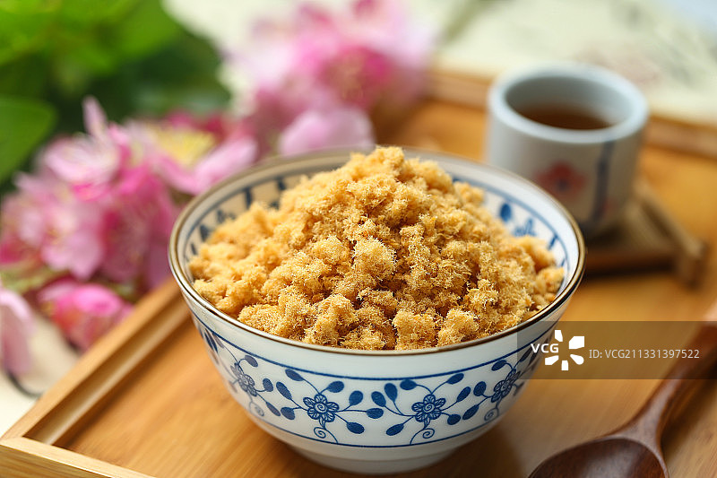 肉松放在青花瓷碗里图片素材