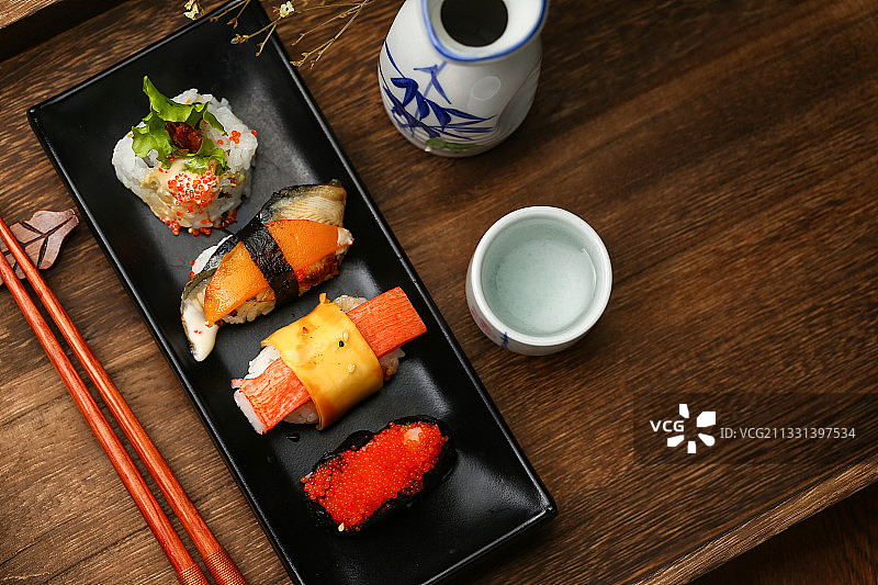 寿司拼盘和日本清酒图片素材
