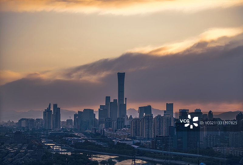 云层之下的国贸图片素材