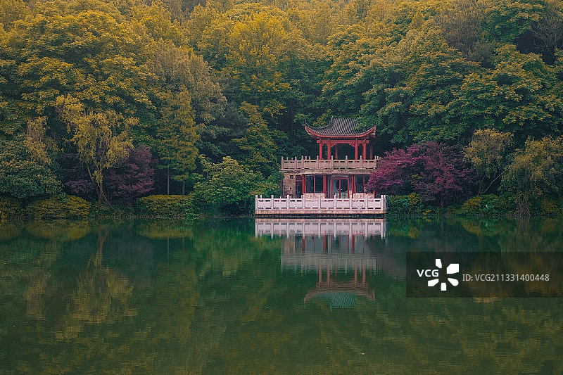 湖南省长沙市岳麓山穿石坡湖图片素材