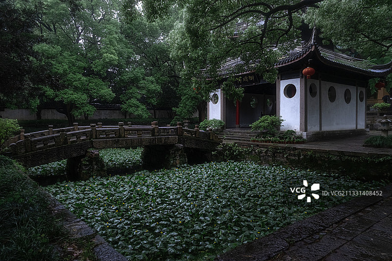 雨中漫步惠山古镇图片素材