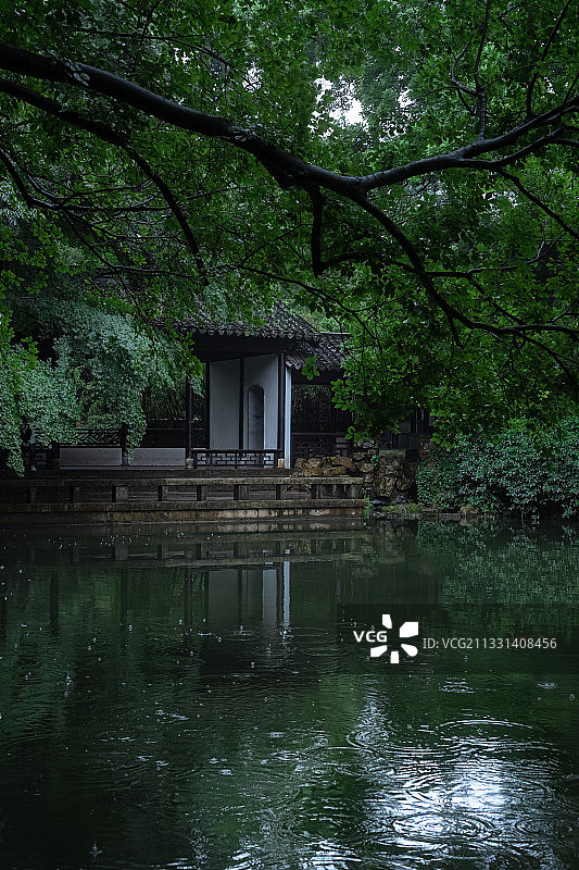 雨中漫步惠山古镇图片素材