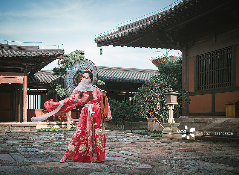 身着华服望长安图片素材