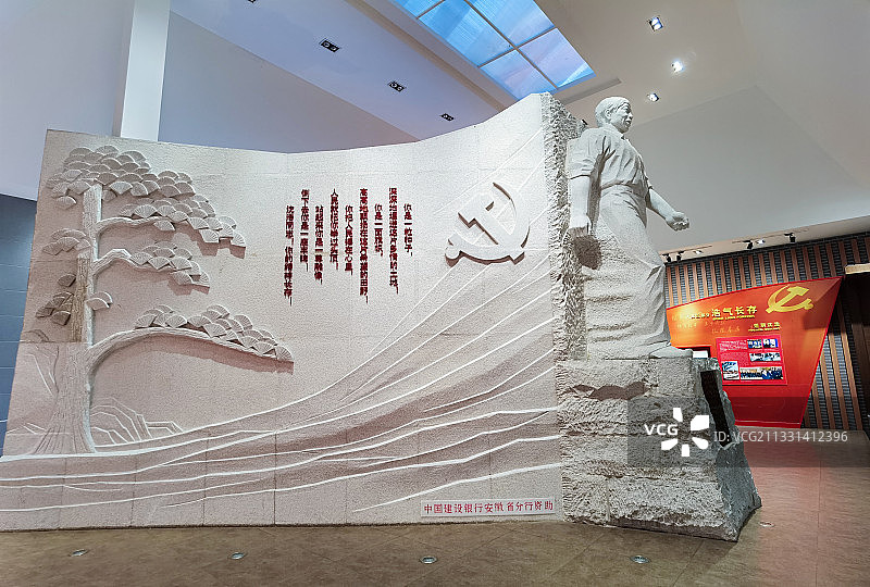 安徽省滁州市凤阳县小岗村沈浩先进事迹陈列馆雕像左视图图片素材